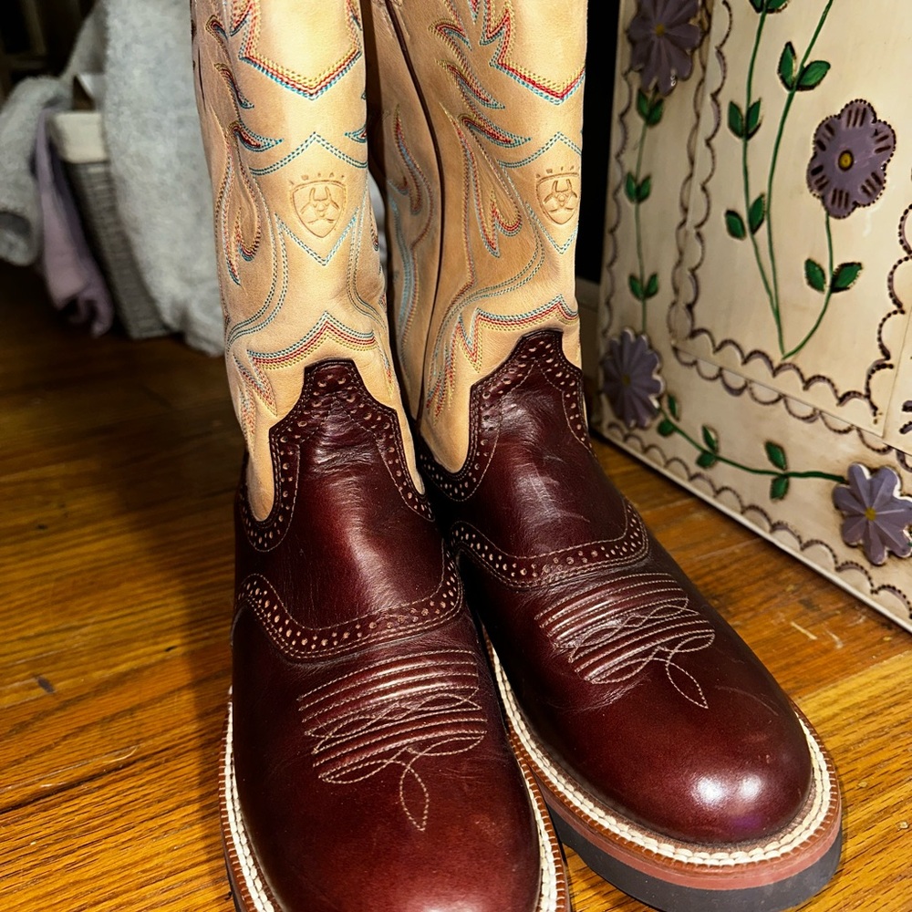 Ariat two-tone western boots, leather cowgirl boots, brown and tan embroidered - Picture 10 of 11